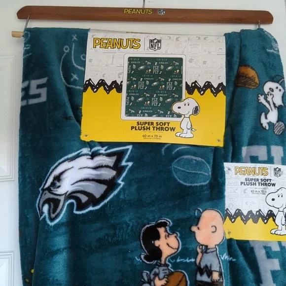 Philadelphia Eagles And Snoopy Super Soft Throw Blanket - Picture 5 of 7